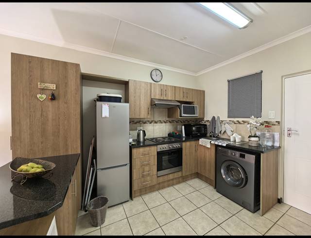 1 BEDROOM TOWNHOUSE FOR SALE IN OLIVEDALE